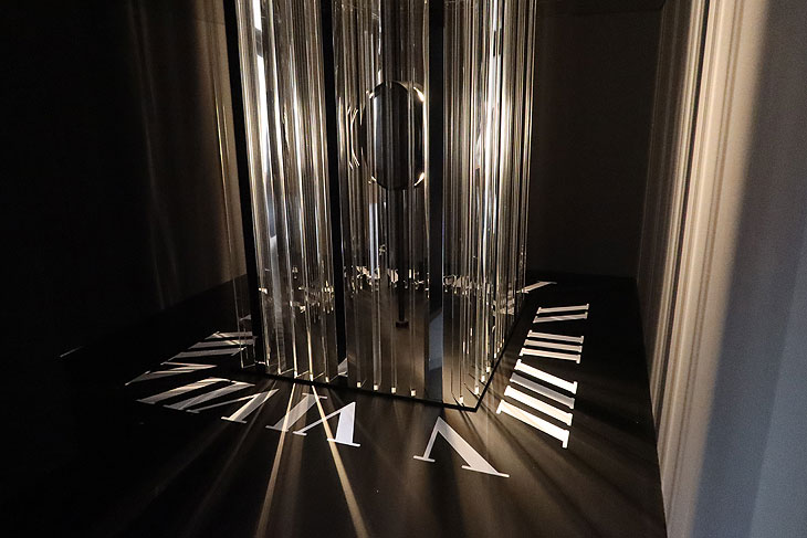 Eine Innovative Installation zeigt durch ein außergewöhnliches Lichtspiel das einzigartige Photovoltaik System der "Tank Must Solarbeat Photovoltaik" Uhr (©Foto: Martin Schmitz)